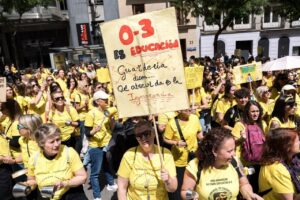 Decenas de personas durante una concentraci&oacute;n de docentes de escuelas infantiles frente a la Consejer&iacute;a de Educaci&oacute;n, Ciencia y Universidades, en Madrid. (Foto: Diego Radam&eacute;s - Europa Press )