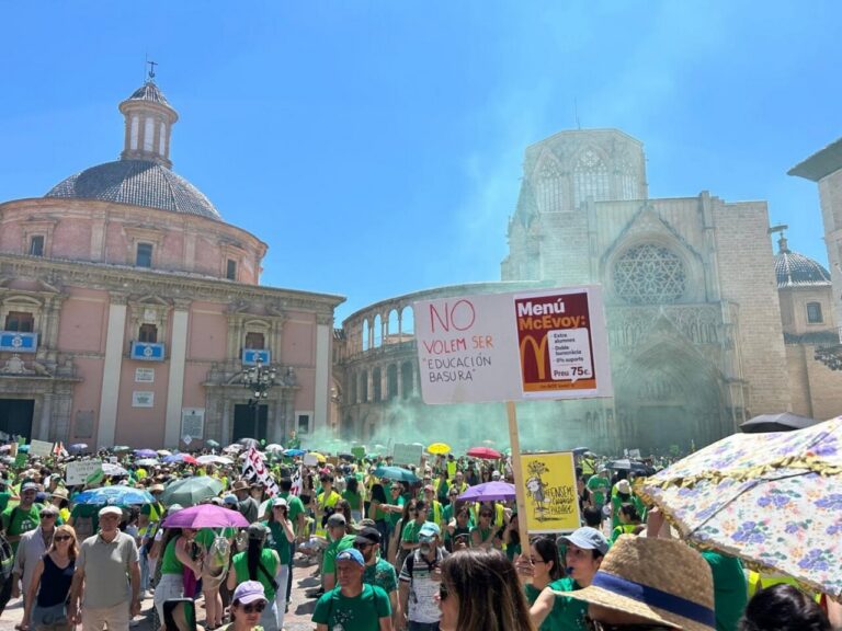 Manifestaci&oacute;n a su paso por la Plaza de la Virgen - EUROPA PRESS Sindicatos presentar&aacute;n una propuesta a la consejera "mucho m&aacute;s detallada": "Que la acepte y el lunes la firmamos" VALENCIA, 22 May. (EUROPA PRESS) - Una marea verde ha vuelto a llenar el centro de Val&egrave;ncia este viernes en el d&eacute;cimo d&iacute;a de huelga en la ense&ntilde;anza p&uacute;blica no universitaria en la Comunitat Valenciana --convocada por STEPV, UGT PV, CSIF y CCOO PV, con apoyo de ANPE-- con una manifestaci&oacute;n que se ha dirigido desde la