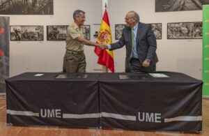 El teniente general Francisco Javier Marcos Izquierdo, Jefe de la UME y Mario Ruiz-Tagle, CEO de Iberdrola Espa&ntilde;a, en la firma del convenio. (Foto: Iberdrola)