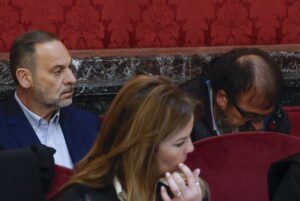El exministro Jos&eacute; Luis &Aacute;balos y su exasesor Koldo Garc&iacute;a en el banquillo de los acusados durante el juicio por el 'caso mascarillas' en el Tribunal Supremo. (Foto: Pool / Europa Press)