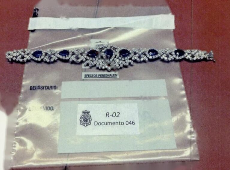 Pulsera incautada en el despacho de Zapatero durante un registro policial