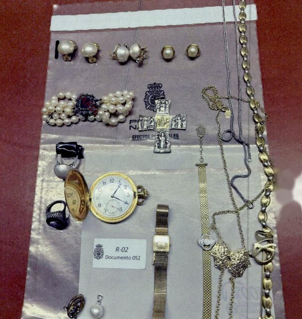 Varias de las joyas y relojes encontradas en la caja fuerte del despacho de Jos&eacute; Luis Rodr&iacute;guez Zapatero, en im&aacute;genes del acta de entrada y registro.