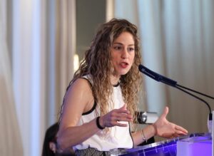 La coordinadora de Movimiento Sumar, Lara Hern&aacute;ndez, en un desayuno informativo de F&oacute;rum Europa organizado por Nueva Econom&iacute;a F&oacute;rum. (Foto: Marta Fern&aacute;ndez - Europa Press)