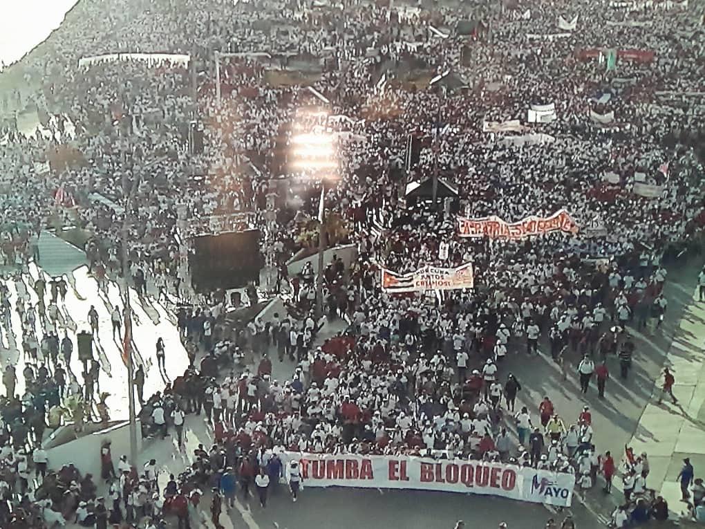 Multitudinaria manifestaci&oacute;n en Cuba frente a la embajada de EEUU.
