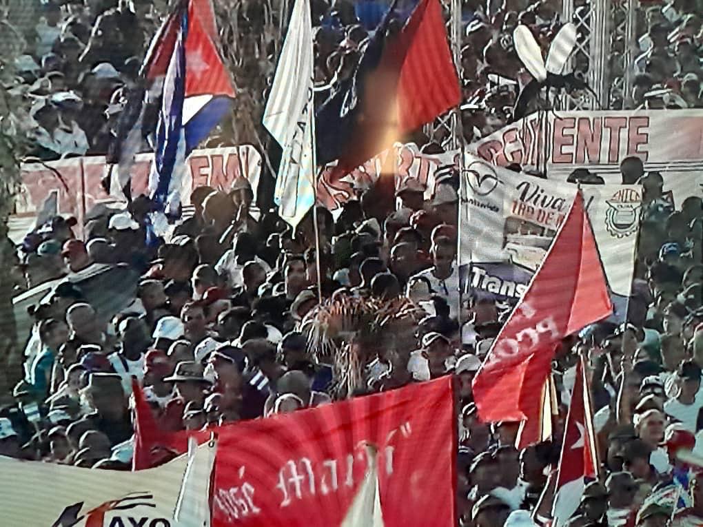 Multitud de personas con banderas en una manifestaci&oacute;n en Cuba