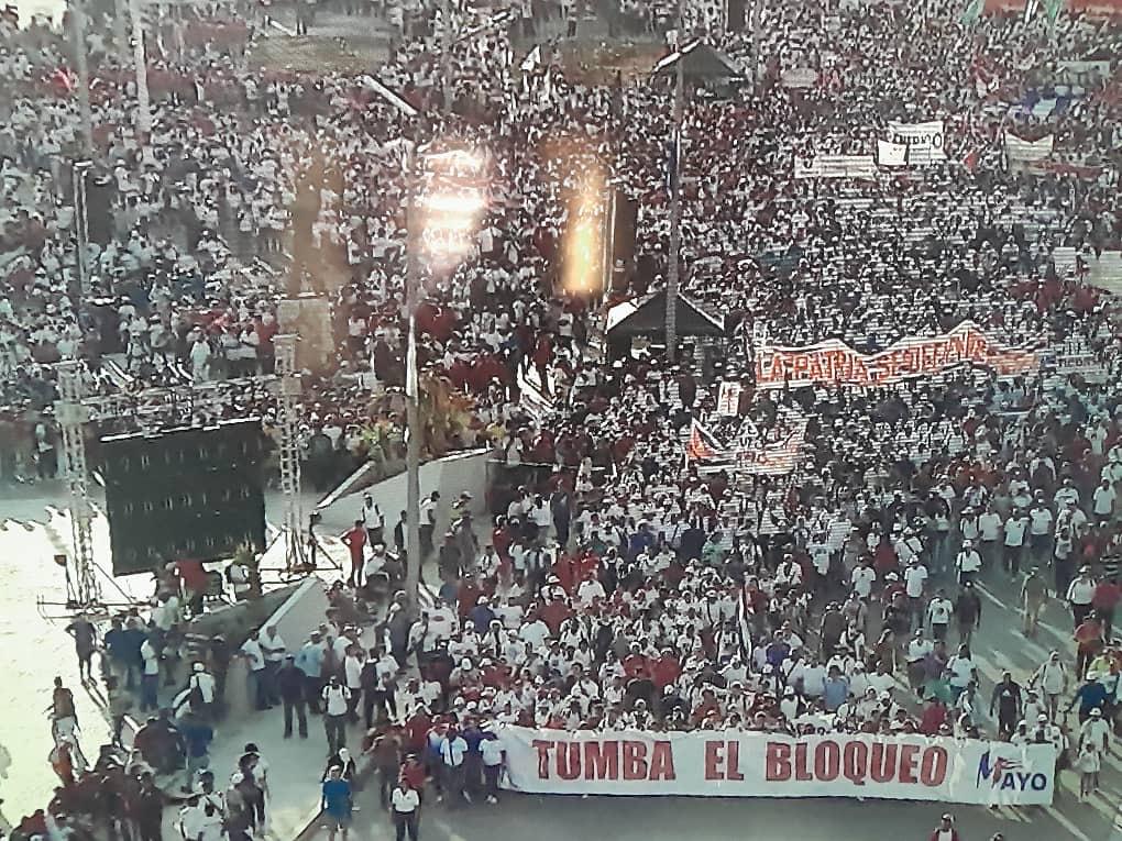 Multitud de personas en manifestaci&oacute;n en Cuba con pancartas
