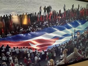 Multitud de personas con banderas en una manifestaci&oacute;n en Cuba