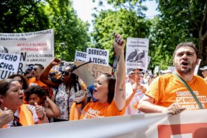 Varias personas durante una manifestaci&oacute;n en defensa del derecho al acceso a la vivienda, a 24 de mayo de 2026, Madrid (Espa&ntilde;a). - Ricardo Rubio - Europa Press