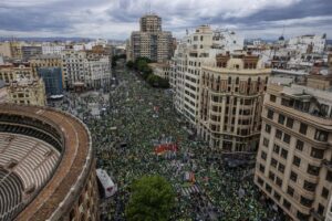 Miles de personas protestan durante una nueva manifestaci&oacute;n por la huelga indefinida en la educaci&oacute;n p&uacute;blica no universitaria en la Comunidad Valenciana. (Foto: Rober Solsona - Europa Press)