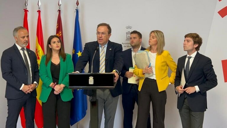 El portavoz de VOX en el Ayuntamiento de Murcia, Luis Gestoso, acompa&ntilde;ado de concejales de su grupo, en una rueda de prensa (Foto: VOX Murcia)