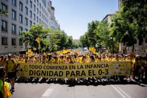 Manifestantes portan pancarta con lema 'Todo comienza en la infancia (Foto: Gabriel Luengas - Europa Press)