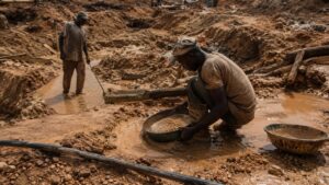 Hombres trabajando en una mina, extrayendo minerales en condiciones dif&iacute;ciles.