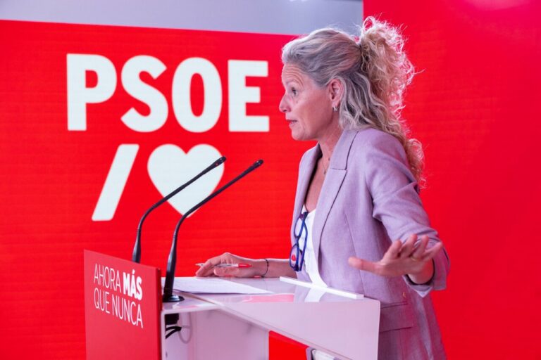 La portavoz del PSOE, Montse M&iacute;nguez, en una rueda de prensa desde la sede de Ferraz. (Foto: PSOE / Eva Ercolanese)