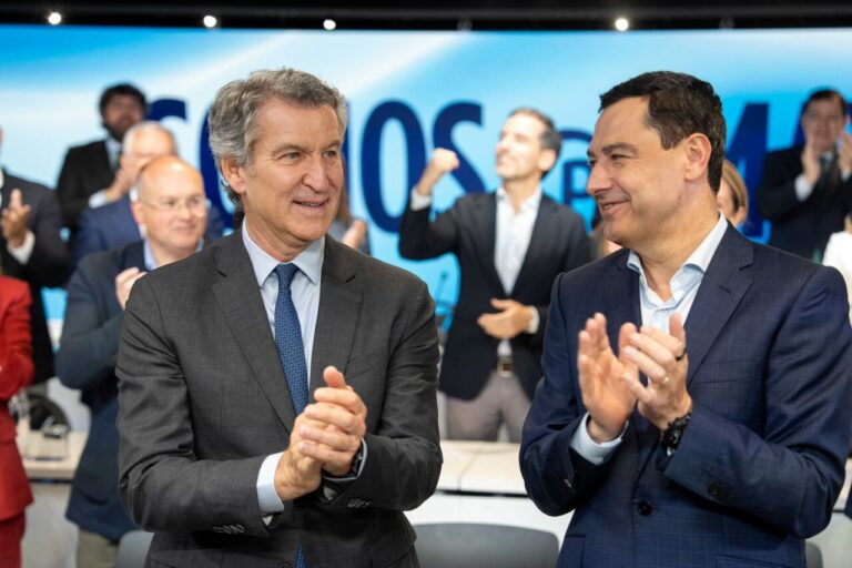 Alberto N&uacute;&ntilde;ez Feij&oacute;o y Juan Manuel Moreno en la reuni&oacute;n de la Junta Directiva Nacional del PP en G&eacute;nova. (Foto: PP)