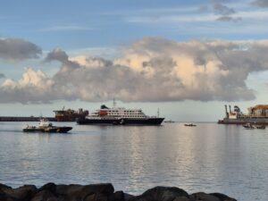 Imagen del MV Hondius en el puerto de Granadilla. (Foto: Ministerio de Sanidad)