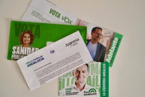 Papeletas electorales de las cinco candidaturas que compiten por la presidencia de la Junta de Andaluc&iacute;a (Foto: &Aacute;lex Zea - Europa Press)