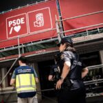 Agentes de la Polic&iacute;a Nacional en la sede nacional del PSOE en Ferraz. (Foto: Diego Radam&eacute;s - Europa Press)