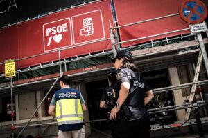 Agentes de la Polic&iacute;a Nacional en la sede nacional del PSOE en Ferraz. (Foto: Diego Radam&eacute;s - Europa Press)