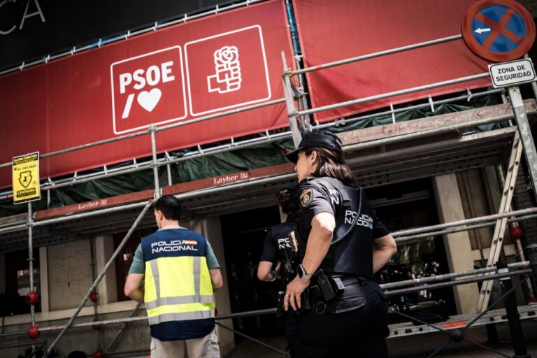 Agentes de la Polic&iacute;a Nacional en la sede nacional del PSOE en Ferraz. (Foto: Diego Radam&eacute;s - Europa Press)