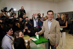 El candidato del PP-A a la reelecci&oacute;n al frente de la Junta, Juanma Moreno, ejerce su derecho al voto en el colegio Sagrado Coraz&oacute;n de Jes&uacute;s de M&aacute;laga. (Foto: &Aacute;lex Zea - Europa Press)