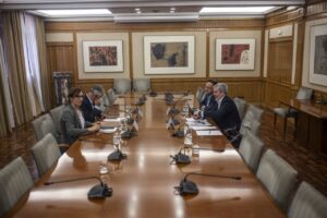 La ministra de Sanidad, M&oacute;nica Garc&iacute;a, y el titular de Pol&iacute;tica Territorial y Memoria Democr&aacute;tica, &Aacute;ngel V&iacute;ctor Torres, en una reuni&oacute;n con el presidente de Canarias, Fernando Clavijo. (Foto: Ministerio de Sanidad)
