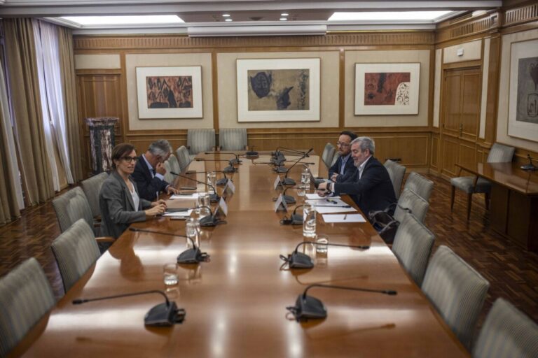 La ministra de Sanidad, M&oacute;nica Garc&iacute;a, y el titular de Pol&iacute;tica Territorial y Memoria Democr&aacute;tica, &Aacute;ngel V&iacute;ctor Torres, en una reuni&oacute;n con el presidente de Canarias, Fernando Clavijo. (Foto: Ministerio de Sanidad)