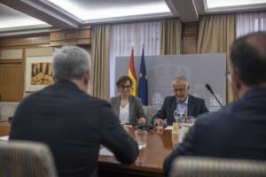 Los ministros &Aacute;ngel V&iacute;ctor Torres y M&oacute;nica Garc&iacute;a en una reuni&oacute;n con el presidente de Canarias, Fernando Clavijo, con motivo de la crisis por el MV Hondius. (Foto: Ministerio de Pol&iacute;tica Territorial y Memoria Democr&aacute;tica)