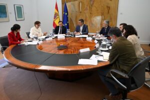 Imagen de la reuni&oacute;n de seguimiento que ha presidido el presidente del Gobierno, Pedro S&aacute;nchez, en Moncloa junto a los ministros Fernando Grande Marlaska y M&oacute;nica Garc&iacute;a. (Foto: Pool Moncloa/Borja Puig de la Bellacasa)