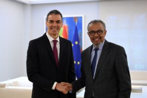 El presidente del Gobierno, Pedro S&aacute;nchez, junto al director general de la Organizaci&oacute;n Mundial de la Salud (OMS), Tedros Adhanom, en el Moncloa. (Foto: Pool Moncloa/Borja Puig de la Bellacasa)