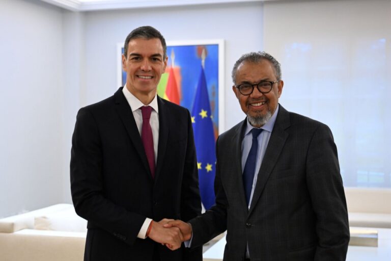 El presidente del Gobierno, Pedro S&aacute;nchez, junto al director general de la Organizaci&oacute;n Mundial de la Salud (OMS), Tedros Adhanom, en el Moncloa. (Foto: Pool Moncloa/Borja Puig de la Bellacasa)