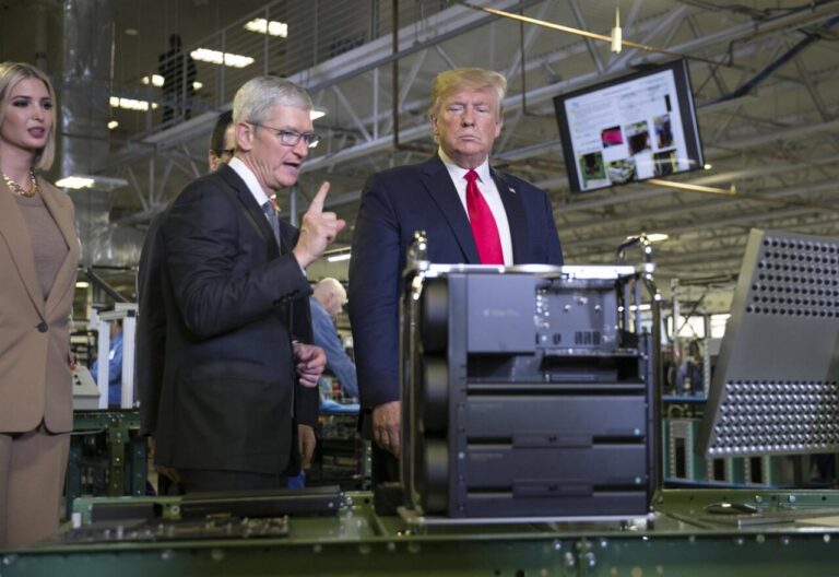 Donald Trump y Tim Cook (Foto: Jay Janner/Pool/ZUMA Wire/dpa)