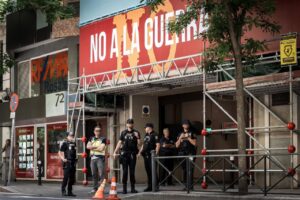 Agentes de la Polic&iacute;a Nacional posicionados en la entrada de la sede nacional del PSOE en Ferraz por parte de gentes de la Unidad Central Operativa (UCO) de la Guardia Civil - Diego Radam&eacute;s - Europa Press