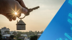 Llave con llavero en forma de casa al atardecer