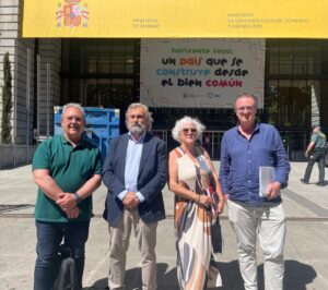 Los representantes del Comit&eacute; de Huelga antes de la reuni&oacute;n con el Ministerio de Sanidad. (Foto: CESM)