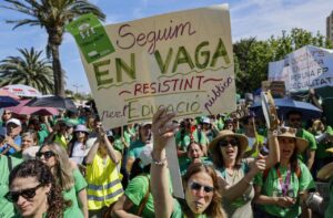 Manifestantes con camisetas verdes en huelga por la educaci&oacute;n p&uacute;blica