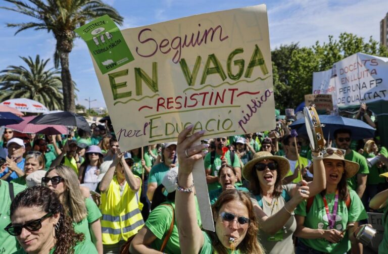 Manifestantes con camisetas verdes en huelga por la educaci&oacute;n p&uacute;blica