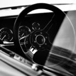 Interior de un coche con volante y tablero de instrumentos visible