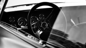 Interior de un coche con volante y tablero de instrumentos visible