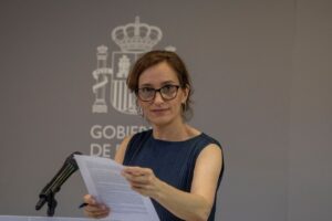 La ministra de Sanidad, M&oacute;nica Garc&iacute;a, en la presentaci&oacute;n del informe &lsquo;Estado de salud y uso del sistema sanitario por la poblaci&oacute;n migrante en Espa&ntilde;a&rsquo;. (Foto: Ministerio de Sanidad)