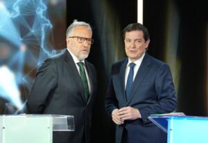El candidato de Vox a la Presidencia de la Junta de Castilla y Le&oacute;n, Carlos Poll&aacute;n (i) y el candidato del PP a la Presidencia de la Junta, Alfonso Fern&aacute;ndez Ma&ntilde;ueco (d), durante el segundo debate para las elecciones auton&oacute;mica. (Foto: Photogenic/Claudia Alba - Europa Press &ndash; Archivo)