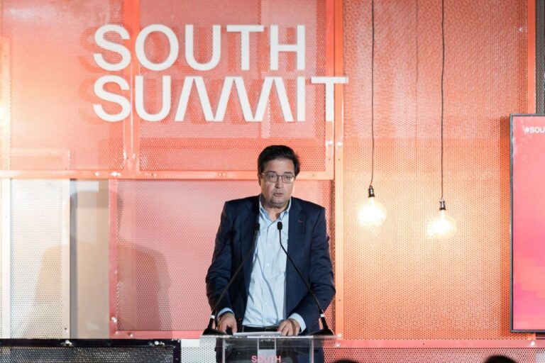 El ministro para la Transformaci&oacute;n Digital y de la Funci&oacute;n P&uacute;blica, &Oacute;scar L&oacute;pez, interviene durante el 'South Summit&rsquo; 2025 (Foto: Diego Radam&eacute;s - Europa Press)